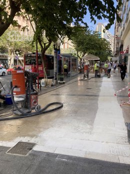 Alicante aplica un tratamiento antideslizante en aceras de la Rambla a para mejorar la movilidad