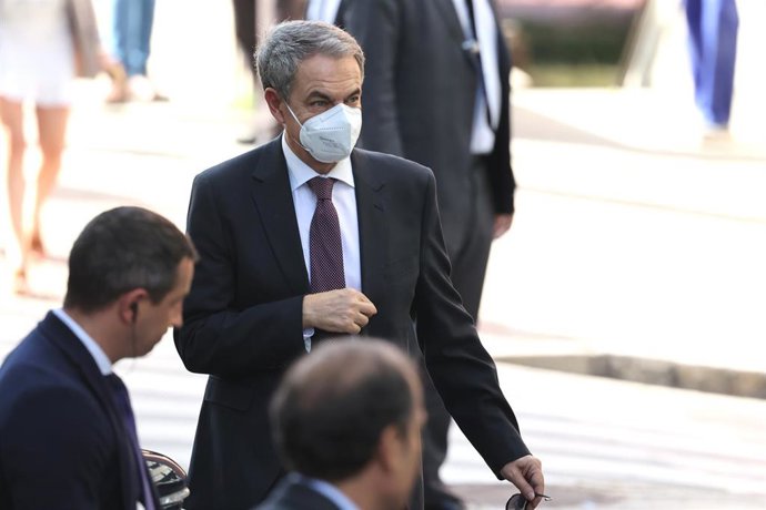 El ex presidente del gobierno, José Luis Rodríguez Zapatero, llega a la conferencia Los puentes de las Mujeres. Propuestas desde el Sur para el cambio global celebrada en el Edificio Humanidades UNED, a 19 de mayo de 2022, en Madrid (España).