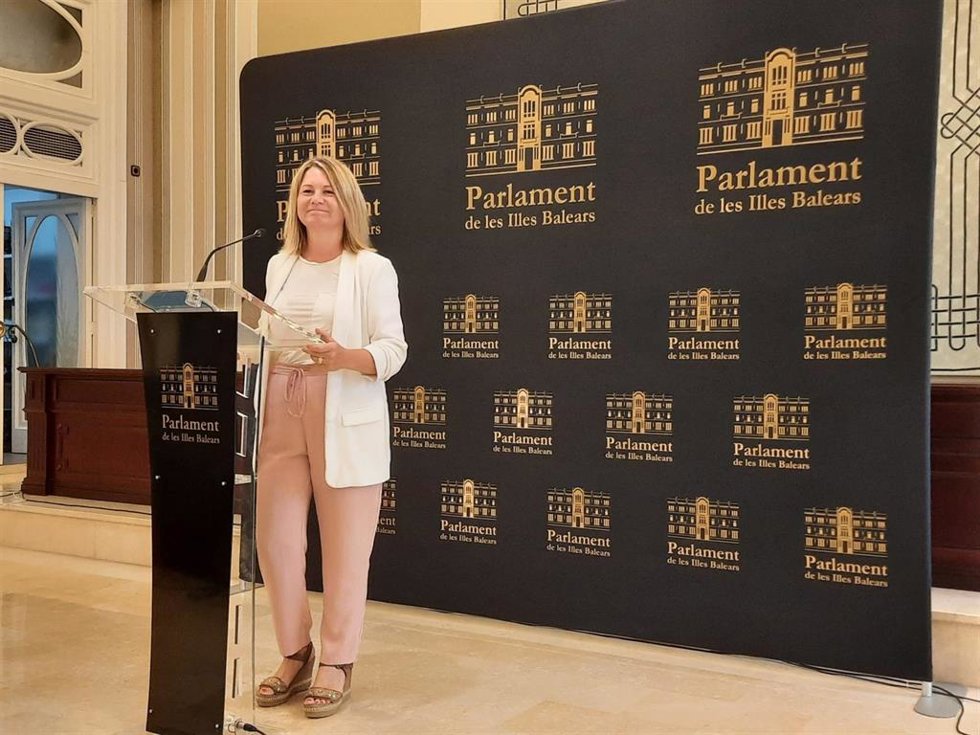 La portavoz adjunta del PP en el Parlament, Núria Riera, en rueda de prensa.