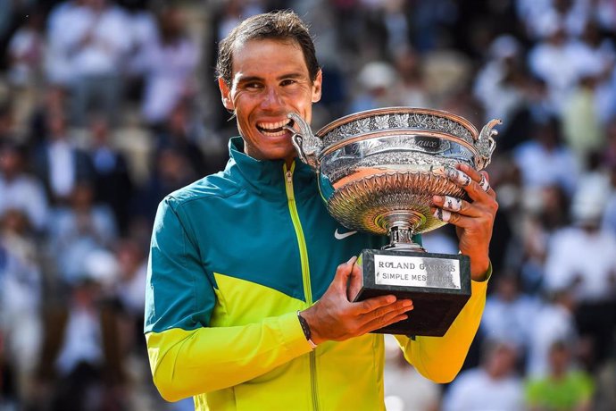 Rafa Nadal con el trofeo de Roland Garros