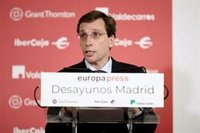 Almeida cree que Carmena se pregunta qué ha "hecho para merecer esto" porque "todos dicen que son sus herederos"