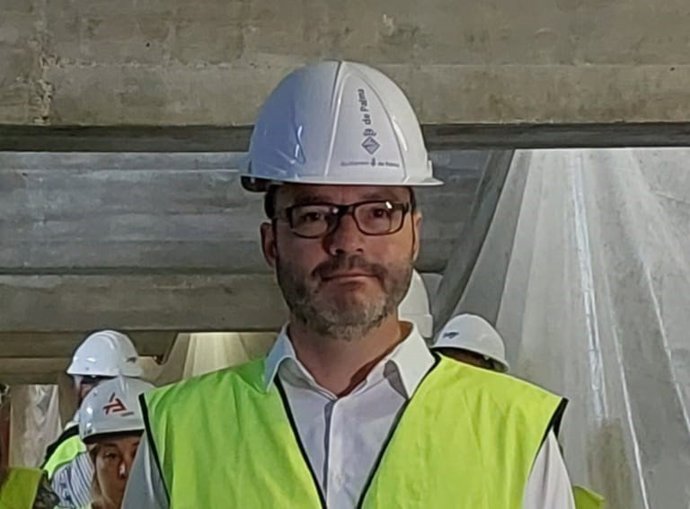 El alcalde de Palma, José Hila, en una visita a las obras de remodelación que se están ejecutando en el aparcamiento de la plaza Major, donde ha sido preguntado por el atropello mortal que protagonizó un vehículo de Policía Local