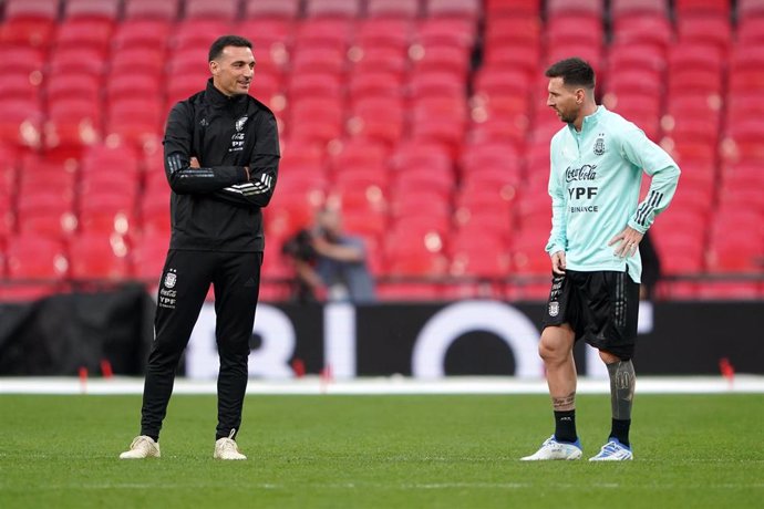 Lionel Scaloni, seleccionador argentino junto a su estrella, Lionel Messi