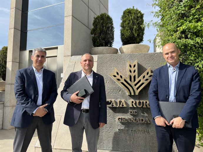 El responsable de Marketing y Estrategia Digital de Caja Rural Granada, José Joaquín Moral Santas, y el presidente del Colegio de Ingenieros Técnicos Agrícolas de Granada, Fermín Baena.