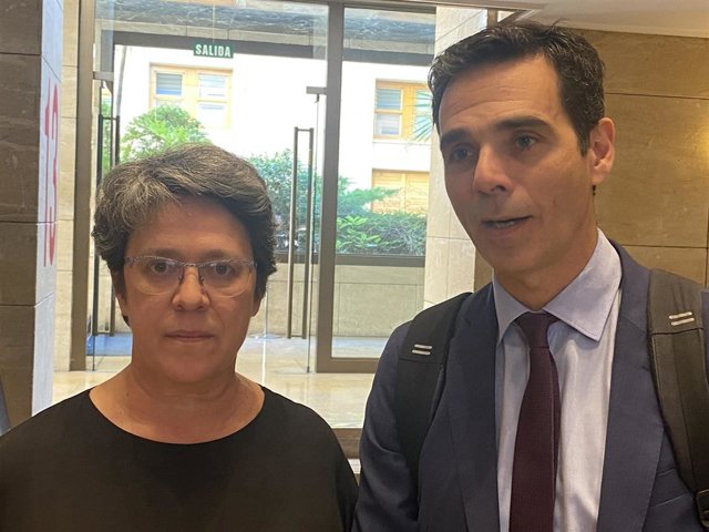 El director de Memoria Democrática del Ministerio de la Presidencia, Diego Blázquez, y la directora general de Patrimonio del Gobierno de Aragón, Marisancho Menjón.