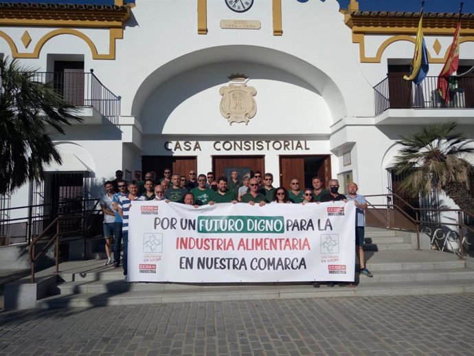 Concentración de trabajadores de LCG Fruit ante el Ayuntamiento de Palma del Río, en una imagen de archivo.