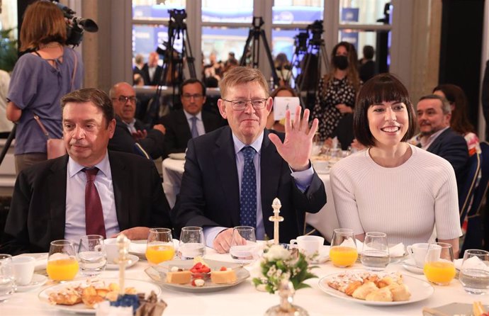 (I-D) El ministro de Agricultura, Pesca y Alimentación, Luis Planas; el presidente de la Generalitat Valenciana, Ximo Puig; y la ministra de Ciencia e Innovación, Diana Morant, en un desayuno informativo de la tribuna Fórum Europa, en el Hotel Mandarin 