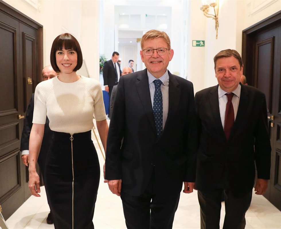 (I-D) La ministra de Ciencia e Innovación, Diana Morant; el presidente de la Generalitat Valenciana, Ximo Puig; y el ministro de Agricultura, Pesca y Alimentación, Luis Planas, a su llegada a un desayuno informativo de la tribuna Fórum Europa, en el Hot