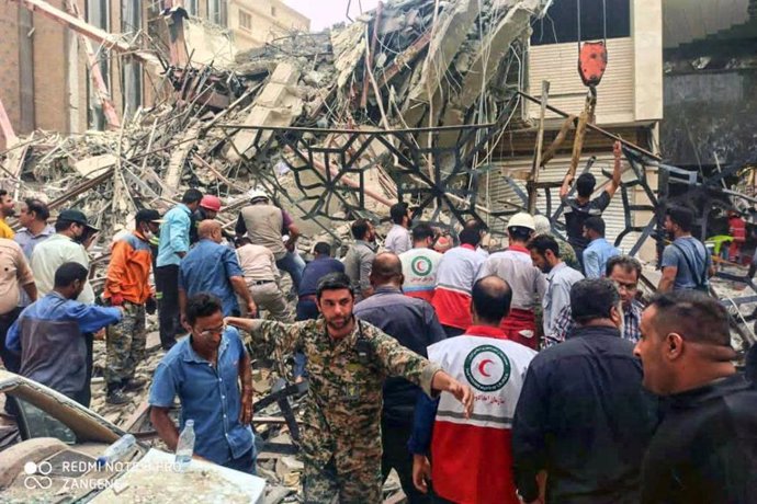 Trabajos de rescate tras el derrumbe de un centro comercial en la ciudad de Abadán, en Irán