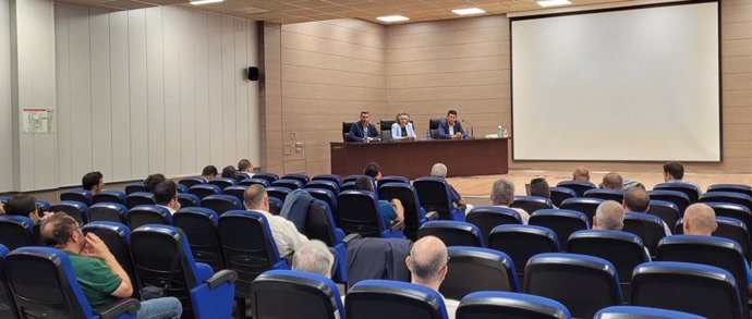 El consejero Antonio Luengo (d) durante el acto de presentación de los resultados del convenio de colaboración entre la UPCT, la Comunidad de Regantes del Campo de Cartagena y el Imida.