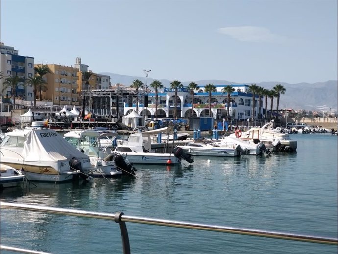 Vista del puerto de Roquetas de Mar, en Almería.