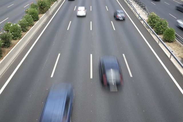 Archivo - Imatge de recurs d'una carretera amb cotxes circulant-hi