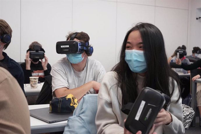 Archivo - IE University facilitará gafas de realidad virtual a sus alumnos para impulsar las experiencias inmersivas.