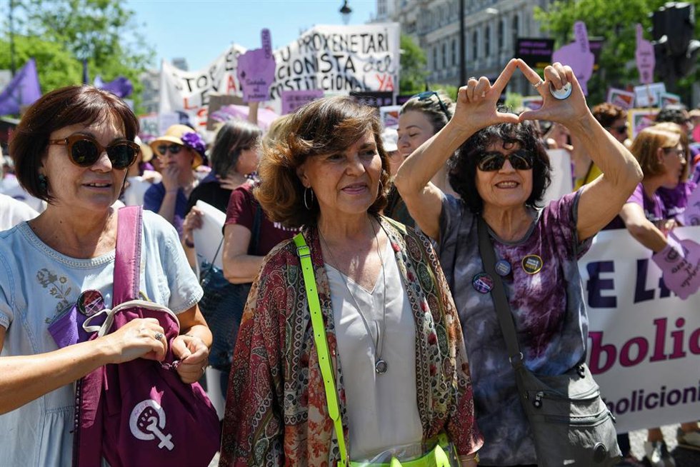 La exvicepresidenta del Gobierno, Carmen Calvo, durante una manifestación para reclamar la abolición de la prostitución, a 28 de mayo de 2022, en Madrid (España). Más de cien organizaciones feministas se manifiestan para reclamar la abolición de la pros