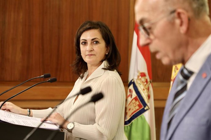 La presidenta del Gobierno riojano, Concha Andreu, y el rector de l UR, Juan Carlos Ayala