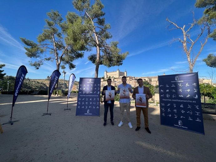 El director general de Juventud y Deportes, Carlos Yuste, el propio portero internacional de la selección española y del Barcelona, Gonzalo Pérez de Vargas; y el concejal de Deporte, Pablo García.