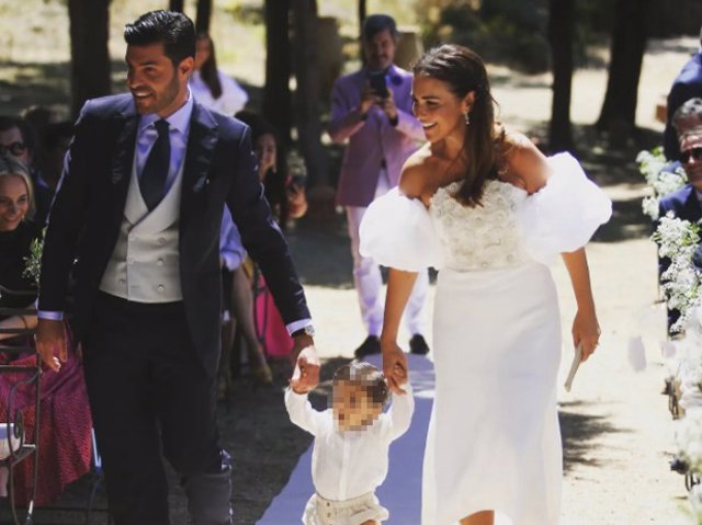 Paula Echevarría y Miguel Torres llegando con su hijo Miki al bautizo del pequeño