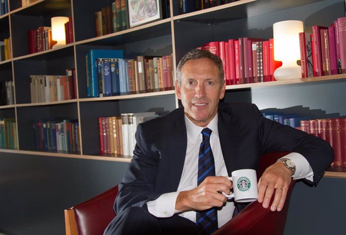 Archivo - FILED - 21 September 2011, Berlin: CEO of Starbucks Corporation Howard Schultz pictured at a Starbucks coffeehouse in the Hackescher Markt. Starbucks announced on Wednesday that President and CEO Kevin Johnson will retire on April 4, with comp