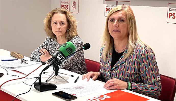 La secretaria de Organización del PSOE de Cantabria y portavoz parlamentaria, Noelia Cobo y la senadora, Isabel Fernández