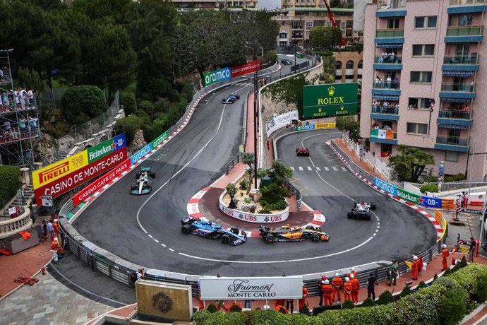 Fernando Alonso, de Alpine, persigue al McLaren de Lando Norris en el GP de Mónaco 2022