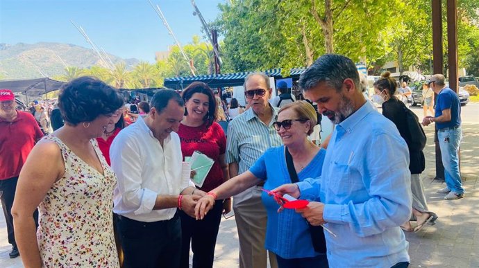 El candidato socialista José Luis Ruiz Espejo en un reparto en Marbella junto a otros candidatos y dirigentes socialistas.