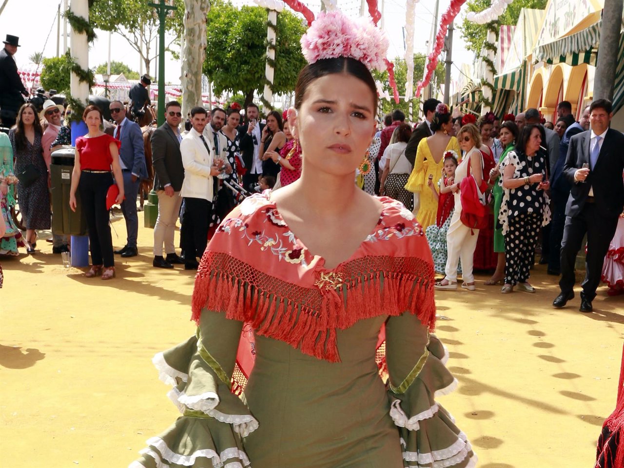 Cayetana Rivera derrocha estilo a caballo en El Rocío