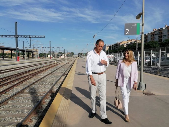 El candidato de Cs por Almería, Vicente García, y la candidata por Granada, Concha Insúa, en la estación de Granada.