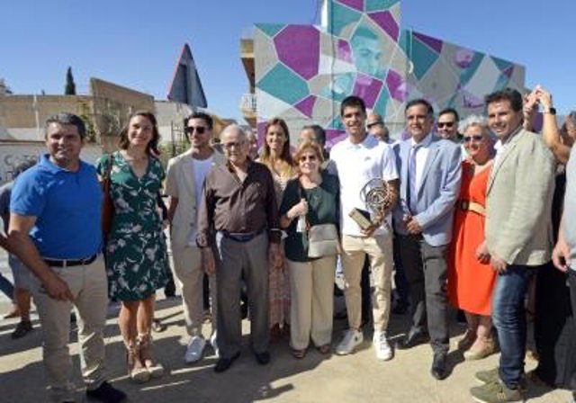 Carlos Alcaraz en la inauguración del grafitti en El Palmar
