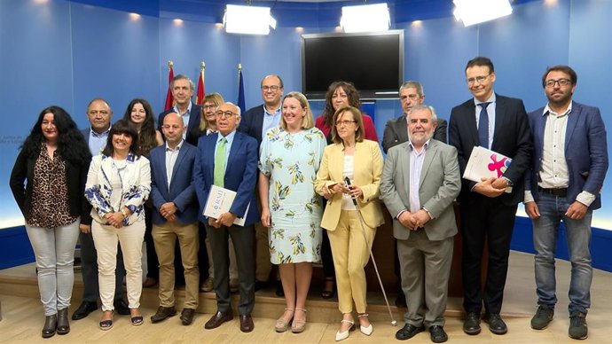Isabel Blanco y Juan Pérez, junto a miembros del Cermi, antes de la rueda de prensa.