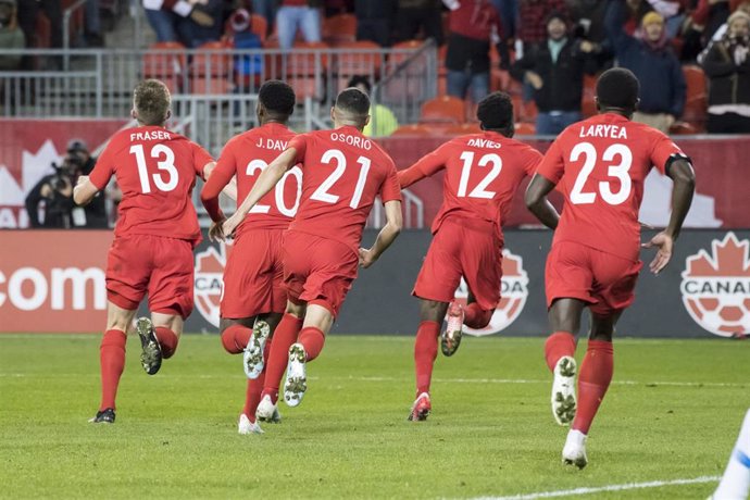 Archivo - La selección canadiense de fútbol celebra un gol ante Estados Unidos. 