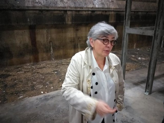 La alcaldesa de Gijón, Ana González, durante la visita al pozo de tormentas de Hermanos Castro (Gijón)