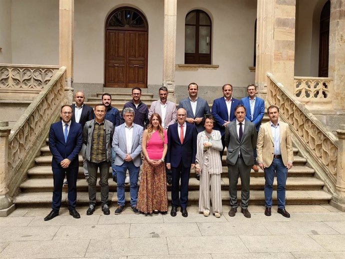 El presidente de la Diputación de Salamanca, Javier Iglesias (centro, abajo), junto a alcaldes y representantes municipales firmantes del manifiesto ferroviario en La Salina.