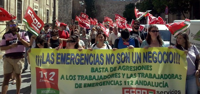 Archivo - Imagen de archivo de la manifestación en Sevilla de los trabajadores del 112.