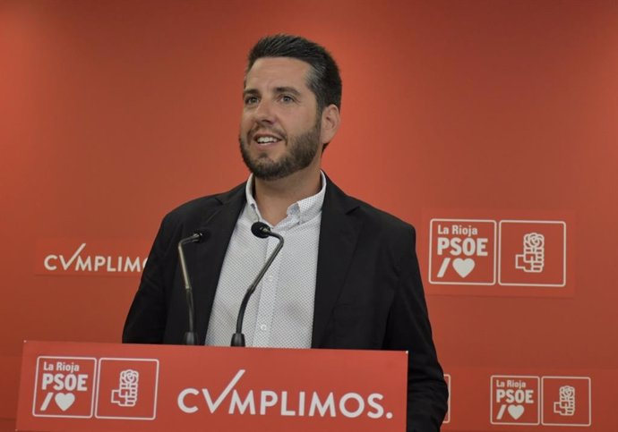 El secretario de Política Institucional del PSOE Javier García en comparecencia de prensa