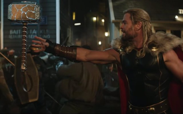 Jane Foster arrebata a Thor el Mjolnir en el nuevo clip de Love and Thunder