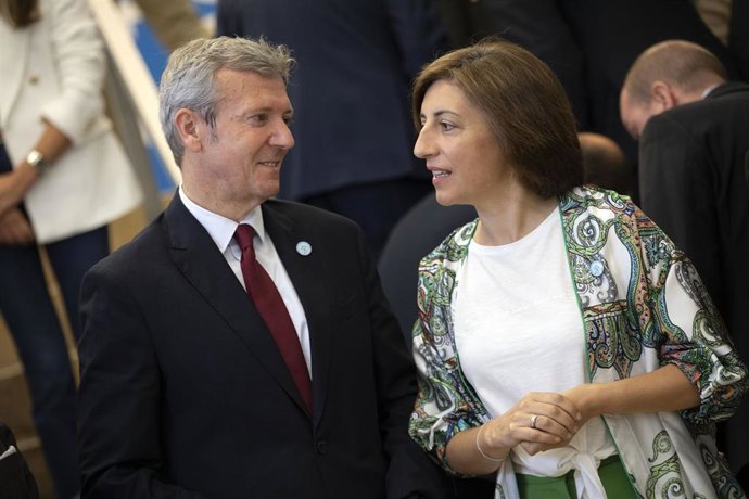 Alfonso Rueda, acompañado por la responsable de Medio Ambiente, Territorio e Vivenda, Ángeles Vázquez, en la firma de la 'Alianza Galega polo Clima'.