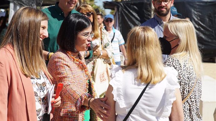 Carolina Darias con Irene García haciendo un reparto electoral en Cádiz.