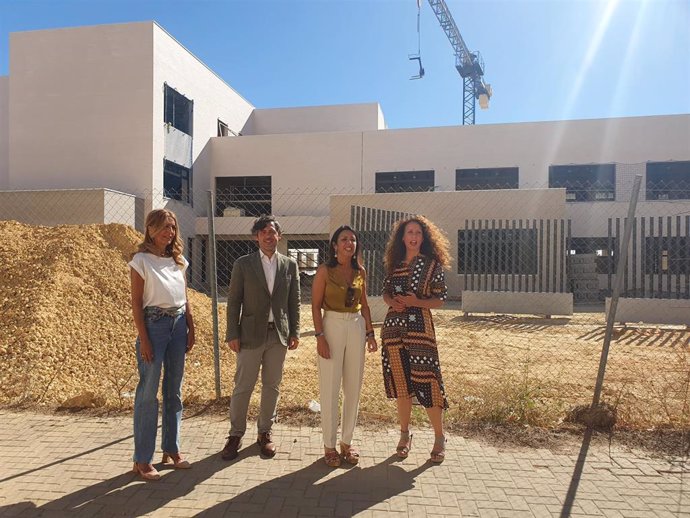 La candidata número 2 de Cs por Sevilla al 19J, Marta Bosquet, visita un IES de Alcalá para presentar las propuestas de su formación en materia de educación en la provincia.