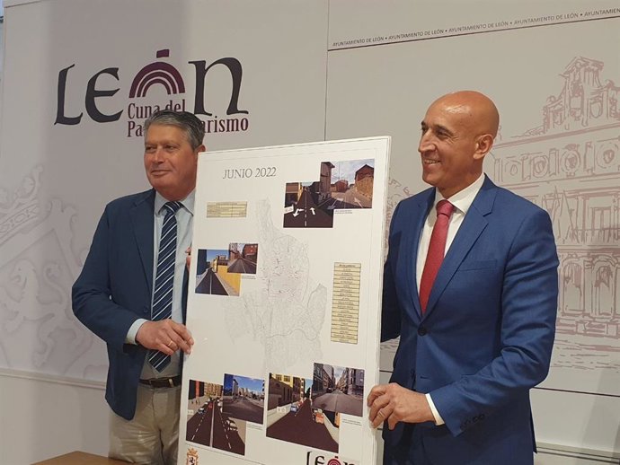 El alcalde de León 8D) y el concejal de Desarrollo Urbano (I) presenta el plan de urbanización.