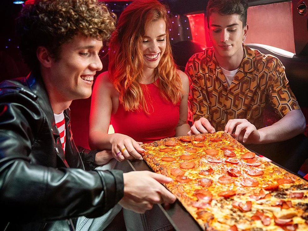 "Limusina", Casi Un Metro De Pizza Para Que Las Noches De Pizza Y Amigos En Casa No Tengan Fin