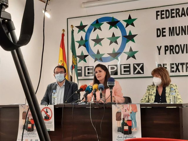 La consejera de Igualdad, Isabel Gil Rosiña, el presidente de la Fempex, Francisco Buenavista, y la directora general de Salud Pública, Pilar Guijarro, en la presentación de una guía informativa sobre consumo de alcohol entre jóvenes