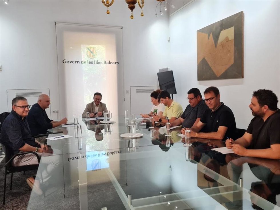 El conseller de Movilidad y Vivienda, Josep Marí Ribas, reunido con los alcaldes de Art, Son Servera, Sant Lloren y Manacor