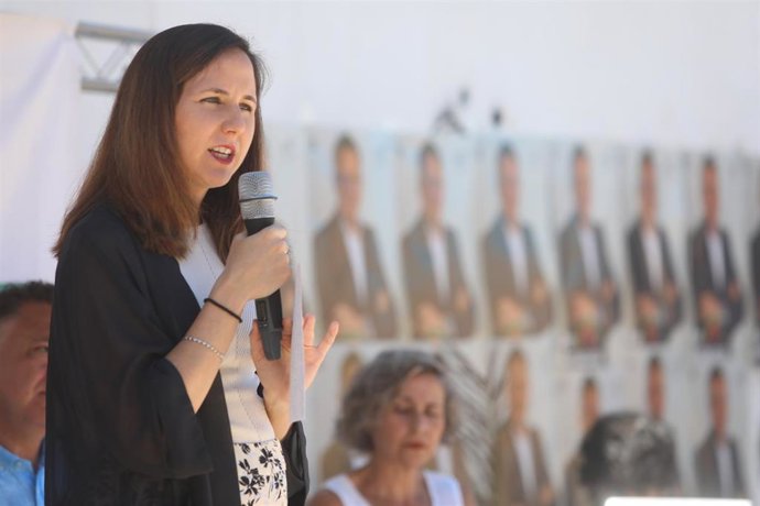 La ministra de Derechos Sociales y Agenda 2030 y secretaria general de Podemos, Ione Belarra, participan en un acto público con colectivos en defensa de la sanidad y atención a la dependencia a 06 de junio del 2022 en Cádiz (Andalucía)
