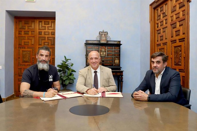 El presidente de la Diputación de Córdoba, Antonio Ruiz (centro), en la firma con BUSF.
