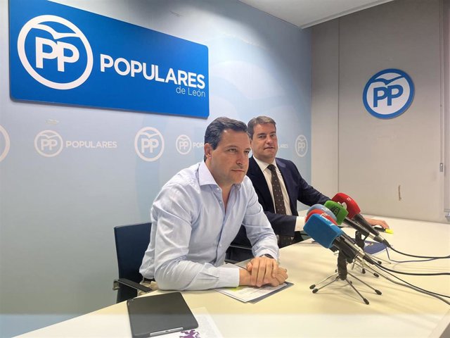El Portavoz Del Grupo Parlamentario Popular (PP), Raúl De La Hoz, En La Presentación De La PNL En La Sede Del PP En León.