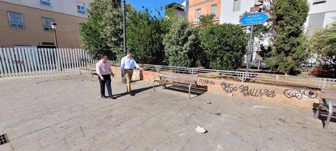 El portavoz de Cs en el Ayuntamiento de Sevilla, Álvaro Pimentel, visita la plaza José Luis Vila, en el entorno del colegio de La Salle.