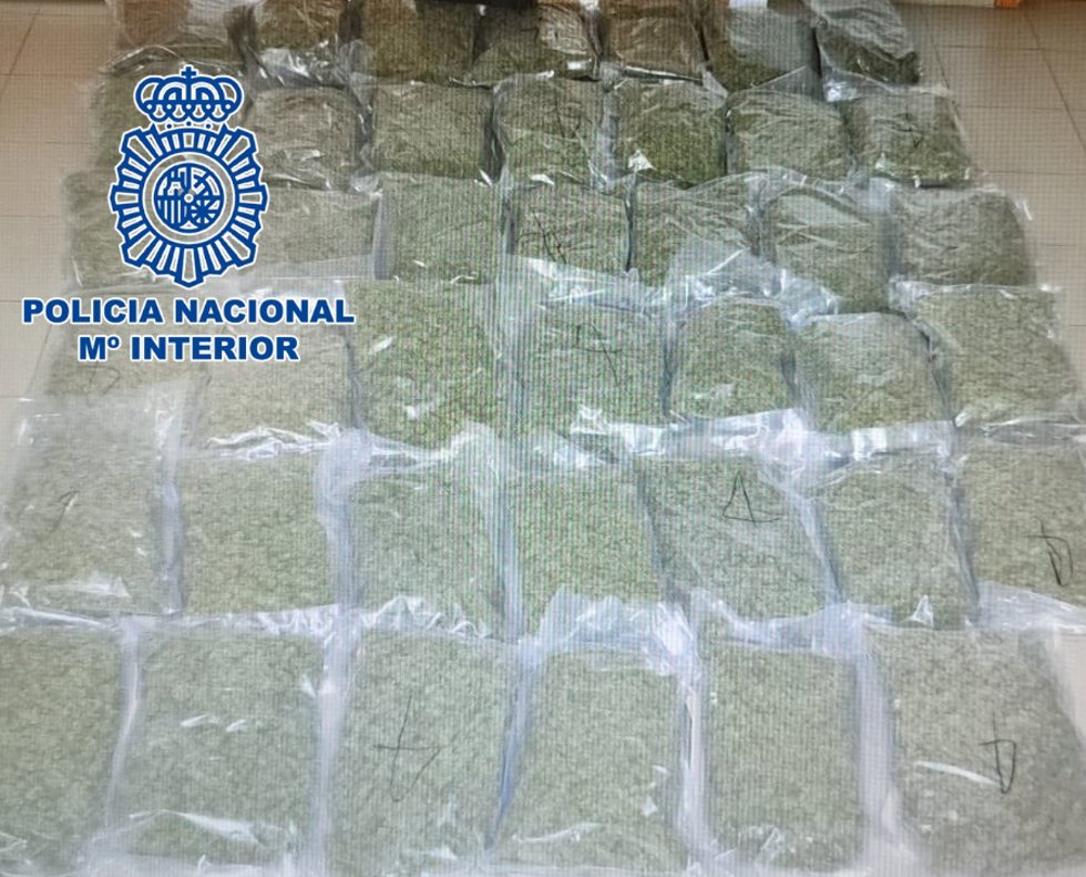 Marihuana intervenida en el coche de Lucena.