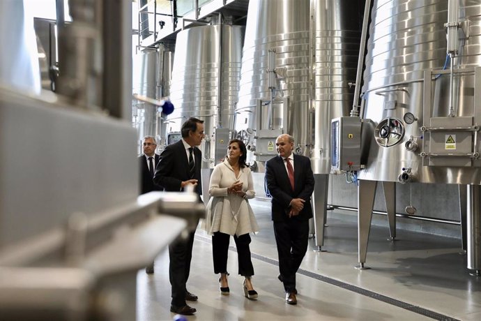 La presidenta del Gobierno de La Rioja, Concha Andreu, ha asistido a la inauguración de la bodega Beronia para Vinos de Autor en Ollauri,