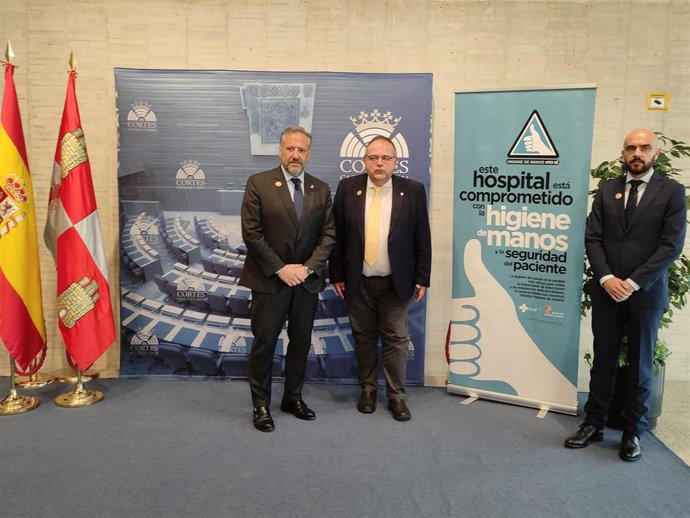 De izquierda a derecha, el presidente de las Cortes, Carlos Pollán; el consejero de Sanidad, Alejandro Vázquez; y el director general de Calidad e Infraestructuras Sanitarias, Álvaro Muñoz Galindo.