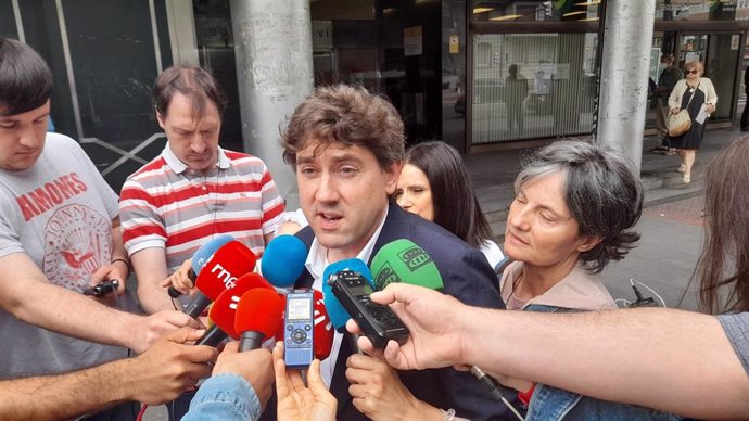 El secretario general del PSE-EE, Eneko Andueza, realiza declaraciones a los periodistas en Bilbao